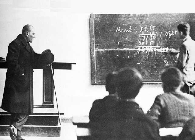 Mustafa Kemal Atatürk bir sınıfta dersi izlerken